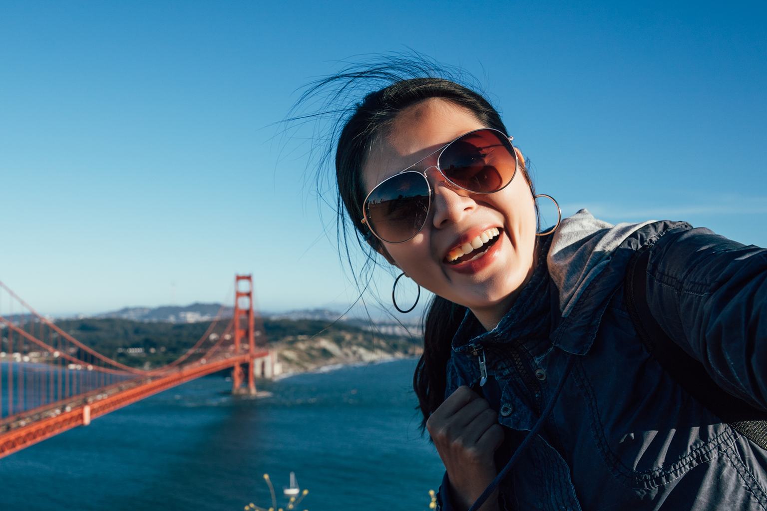 Frau vor Golden Gate Bridge